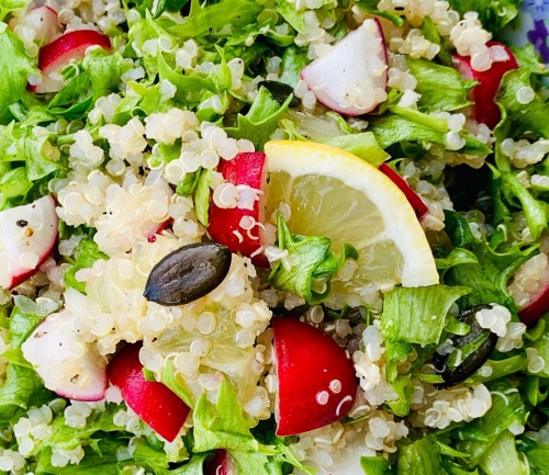 Zeleninový salát s quinoou a citronovo - medovou zálivkou